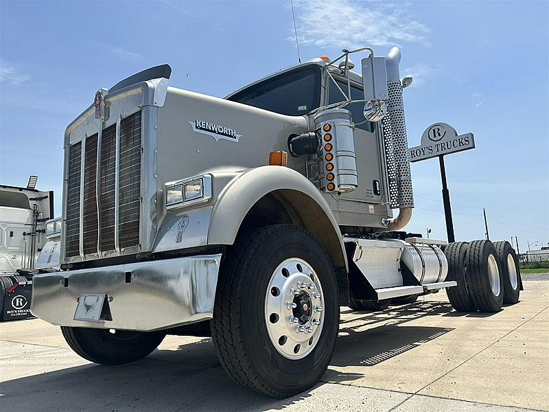 2010 Kenworth W900 (For Sale) Day Cab 13851