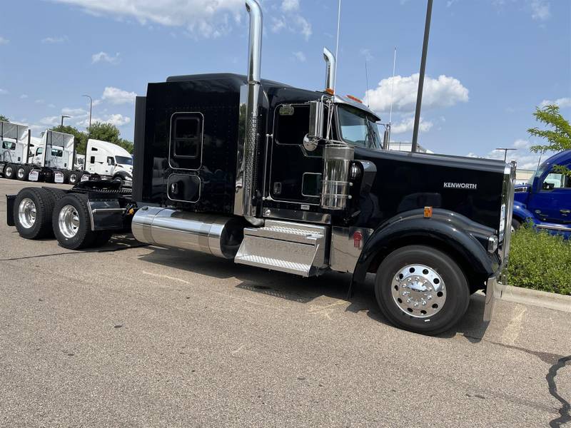 2024 Kenworth W900L (For Sale) 72" Sleeper RR318227