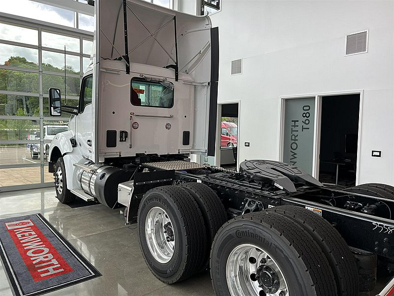 2024 Kenworth T880 (For Sale) Day Cab RJ355868