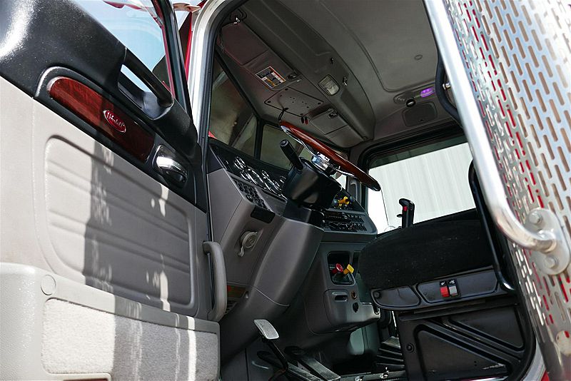 2017 Peterbilt 389