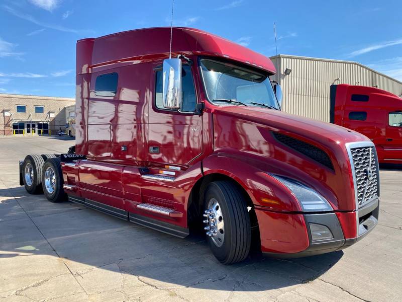 2024 Volvo VNL 740 (For Sale) Sleeper Truck 23VN650283