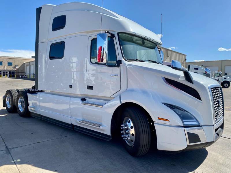 2024 Volvo VNL 860 (For Sale) Sleeper Truck 23VN634270