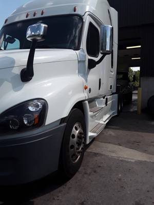 2019 Freightliner Cascadia 125 - Sleeper Truck