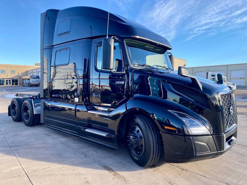 2024 Volvo VNL 860 (For Sale) Sleeper Truck 23VN655422