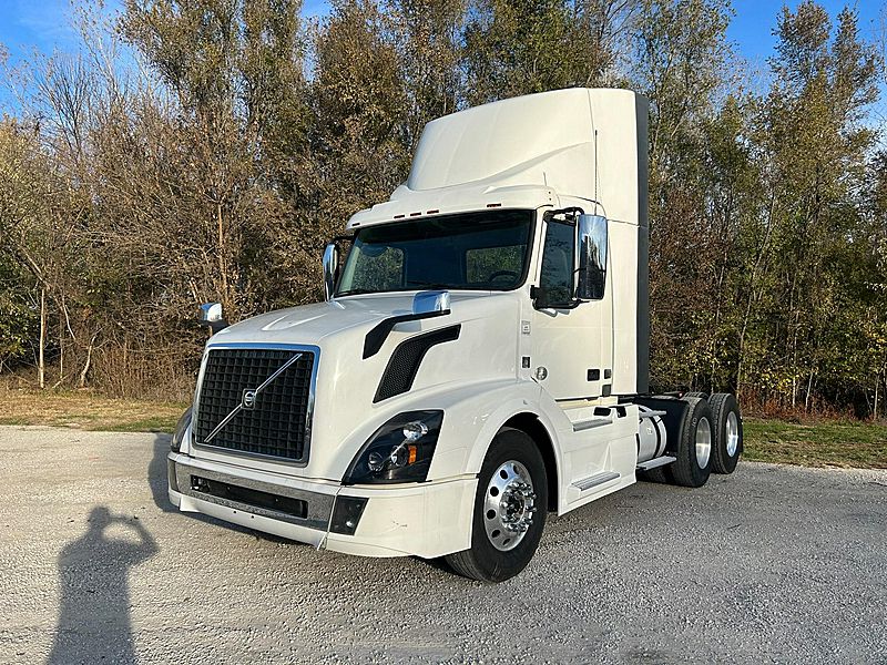2015 Volvo (For Sale) Day Cab FN919705