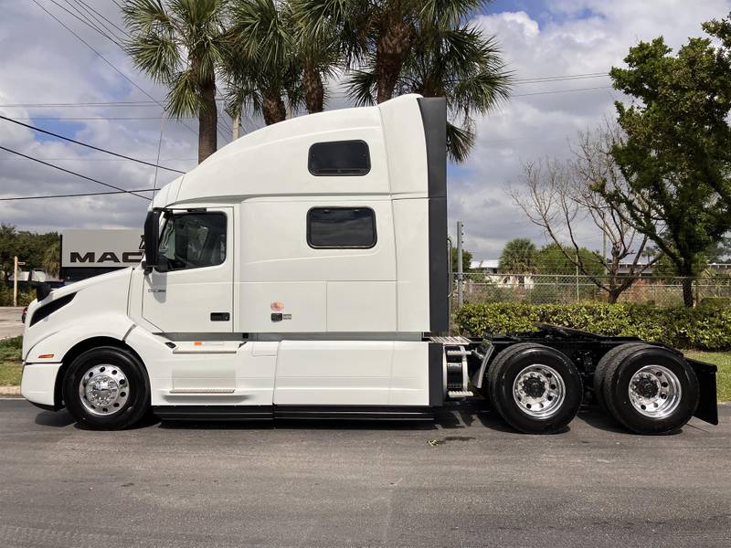 2024 Volvo VNL 860 (For Sale) Sleeper Truck 03VN660287