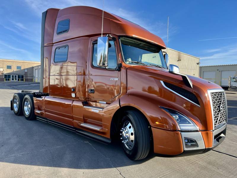 2024 Volvo VNL 860 (For Sale) Sleeper Truck 23VN656005