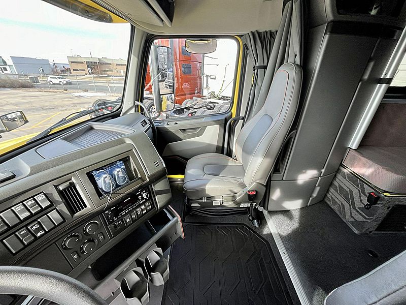 2024 Volvo VNL (For Sale) Sleeper Truck 23VN656009