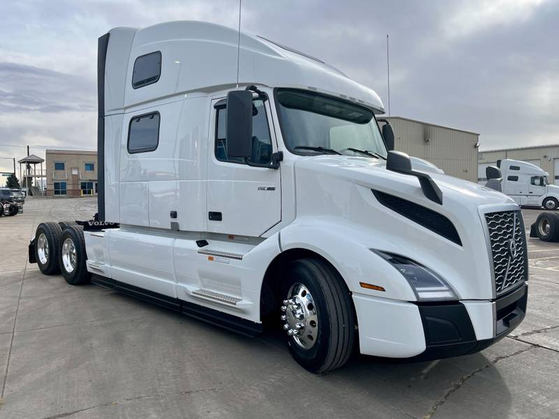 2025 Volvo VNL 860 (For Sale) Sleeper Truck 23VN661368