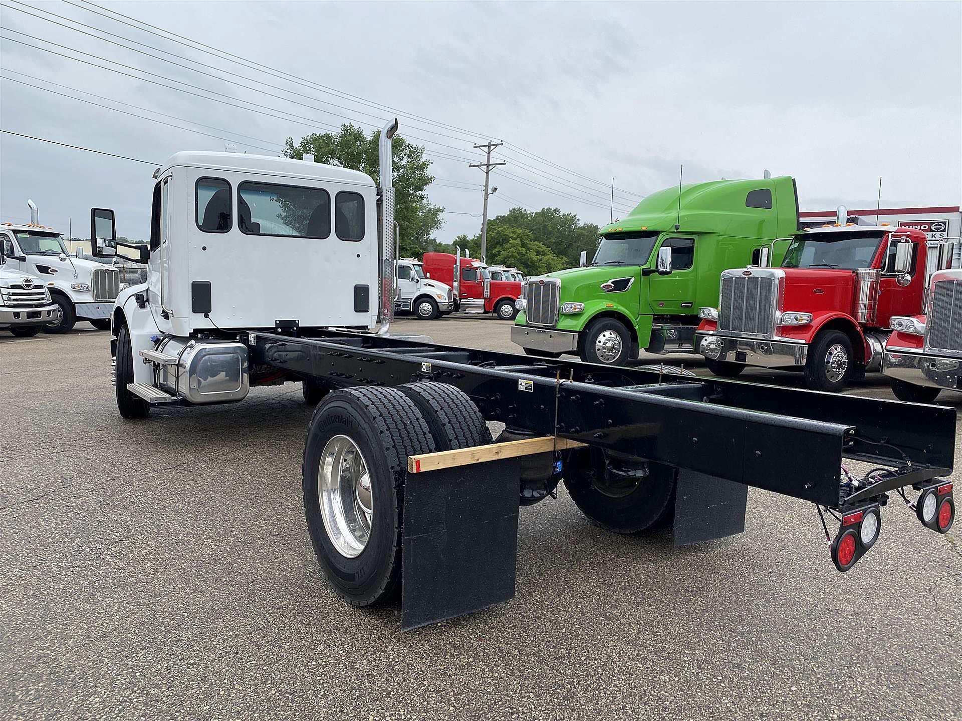 2025 Peterbilt 537 (For Sale) Cab & Chassis 30E696578