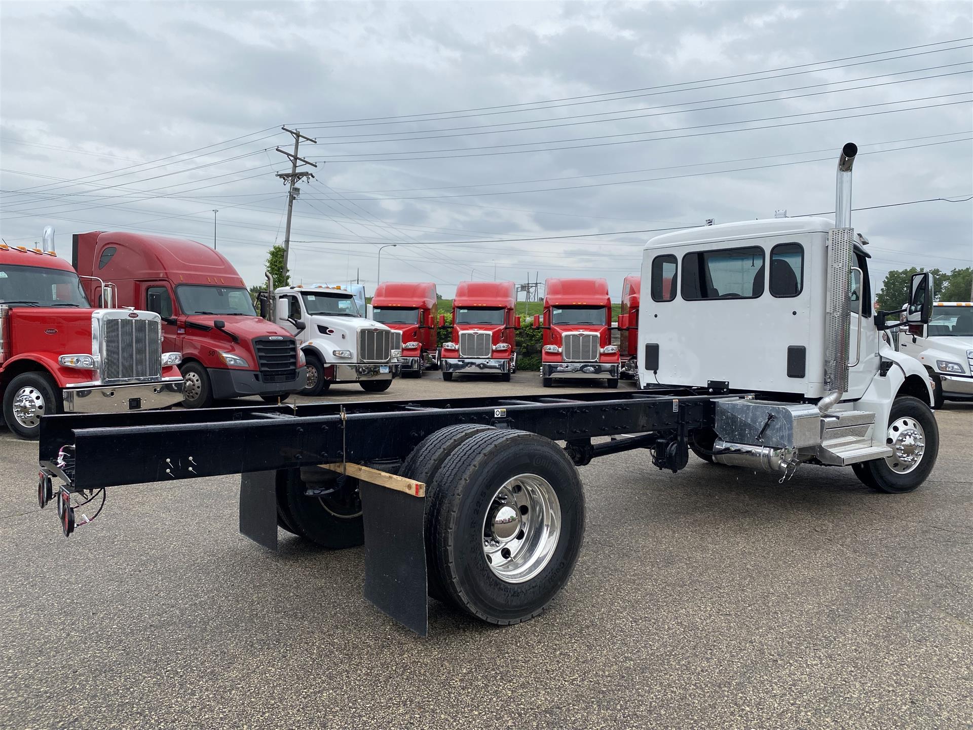 2025 Peterbilt 537 (For Sale) Cab & Chassis 30E696578