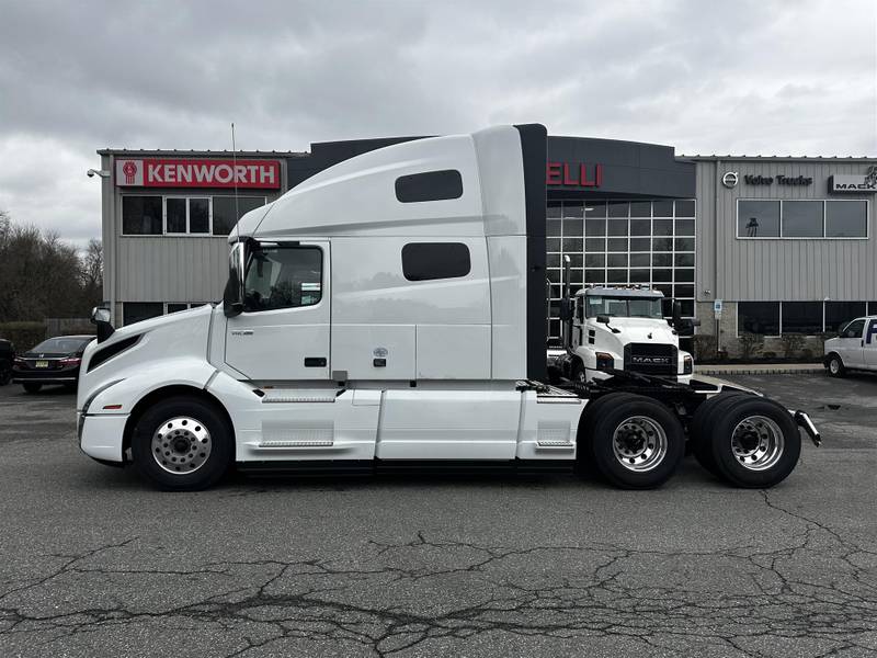 2025 Volvo VNL 760 (For Sale) 70" Sleeper NJ12778