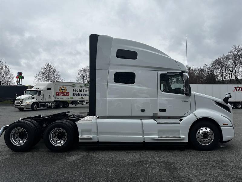 2025 Volvo VNL 760 (For Sale) 70" Sleeper NJ12772