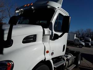 2013 Freightliner Cascadia 113 - Day Cab