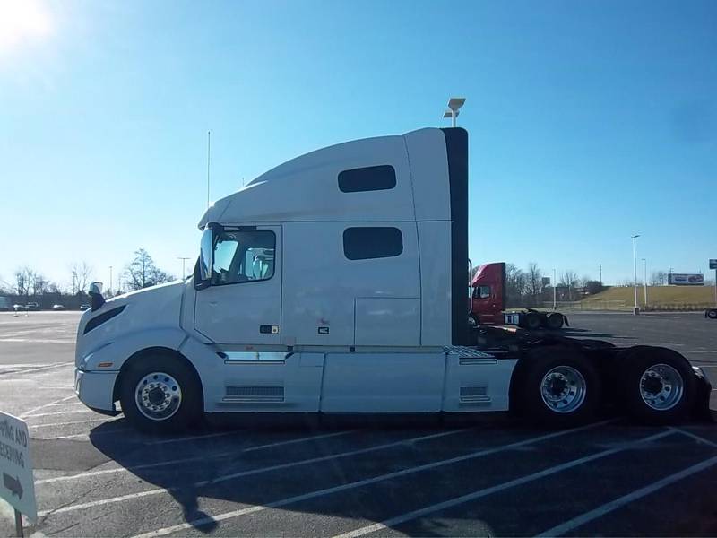 2025 Volvo VNL 760 (For Sale) 77" Sleeper V662560