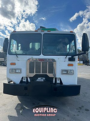 2015 Peterbilt 320 SIDE LOADER GARBAGE TRUCK - Refuse Truck