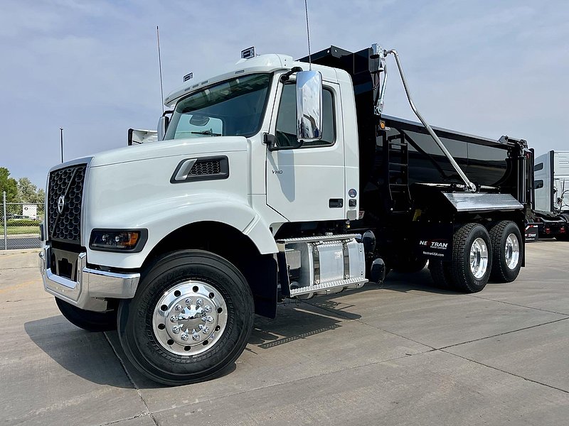 2025 Volvo VHD64F300