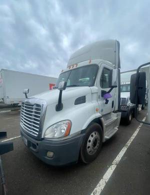 2014 Freightliner Cascadia 113 - Day Cab