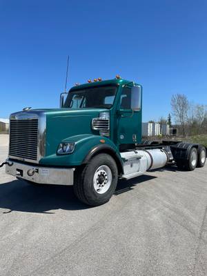2015 Freightliner SD122 - Day Cab