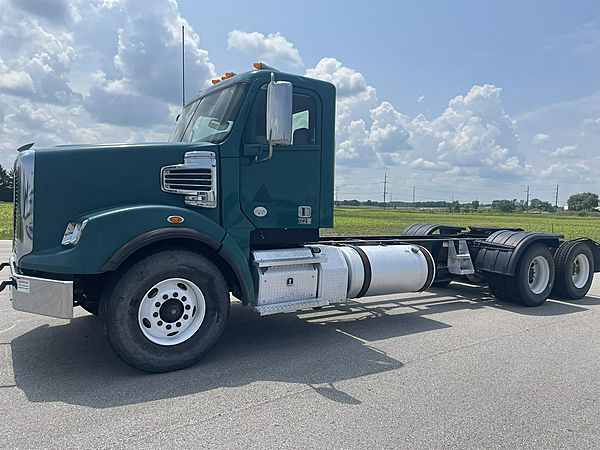 2015 Freightliner SD122 - Daycab