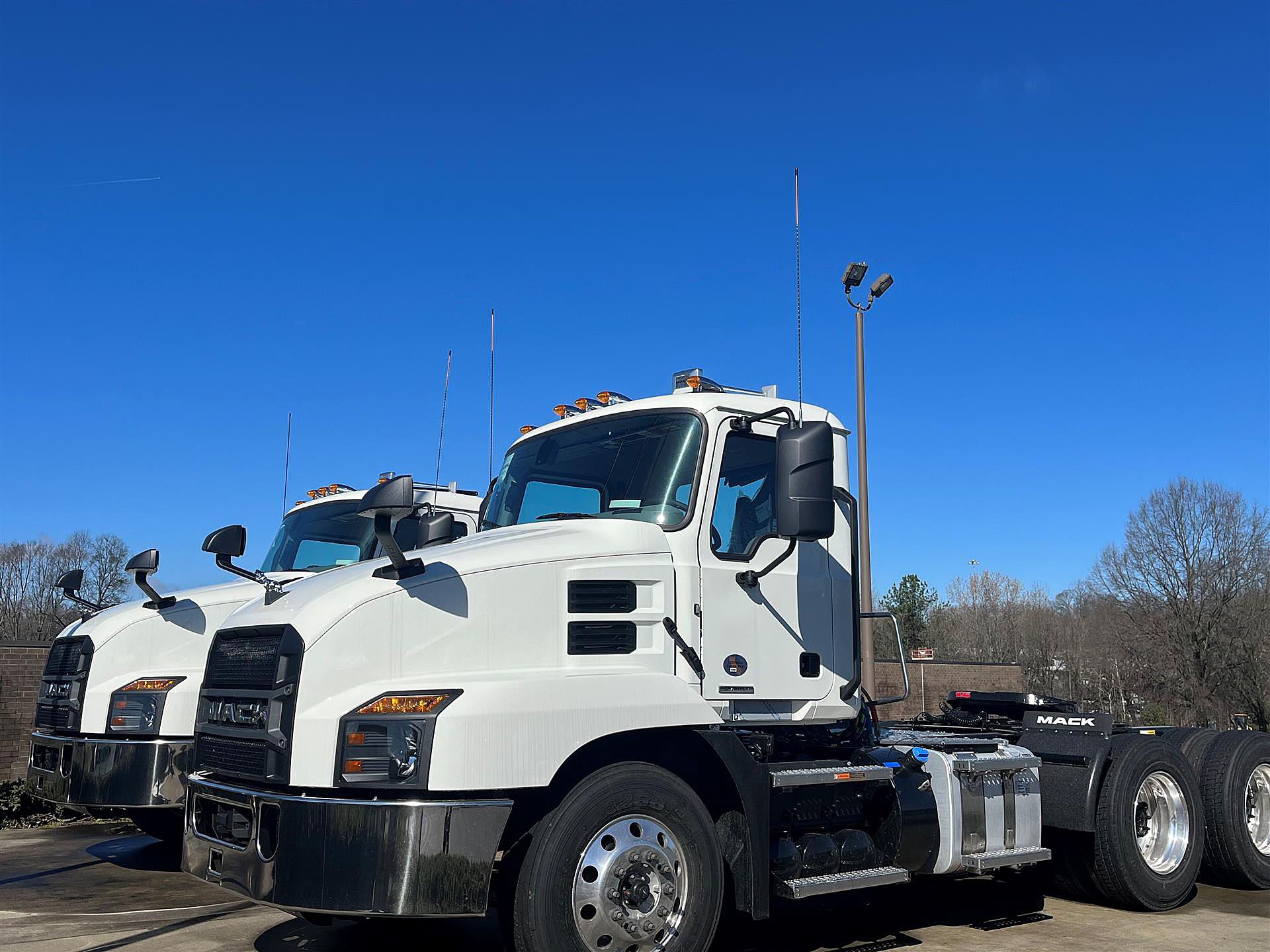 2024 Mack Anthem AN64T M742 (For Sale) Daycab Sleeper NJ12362