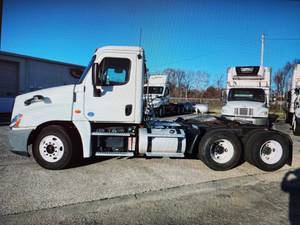 2013 Freightliner Cascadia 125 - Day Cab