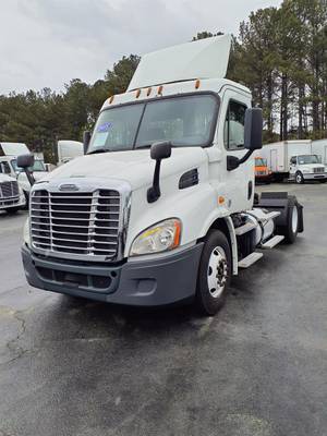 2015 Freightliner Cascadia 113 - Day Cab