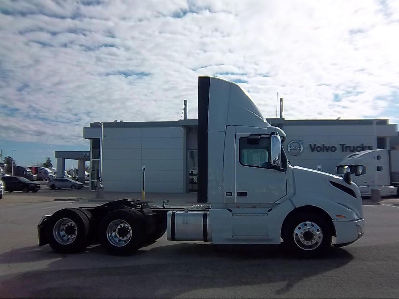 2025 Volvo VNL For Sale | Daycab Sleeper | #V675882