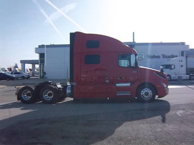 2025 Volvo VNL 860 (For Sale) Raised Roof Sleeper V672959