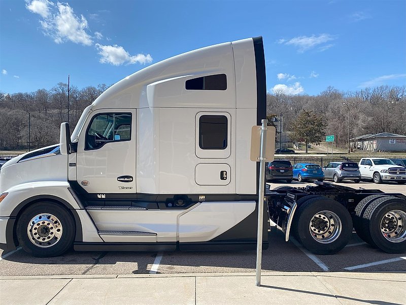 2025 Kenworth T680 For Sale 76" Sleeper SJ126879