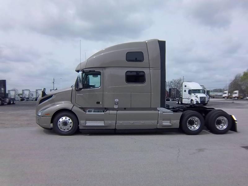 2025 Volvo VNL 860 For Sale 77" Sleeper V672848