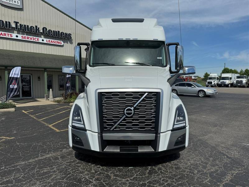 2025 Volvo VNL 860 (For Sale) 77" Sleeper V667307