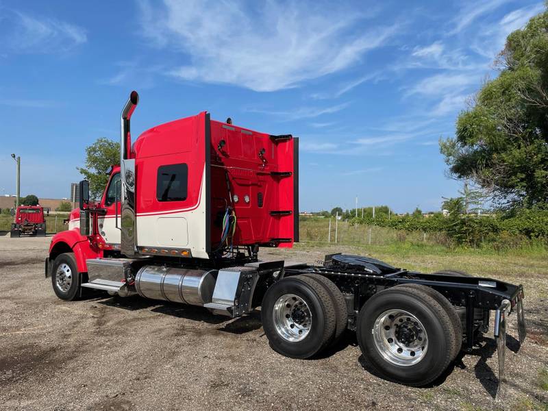 2025 International HX520 (For Sale) 73" Sleeper SN685315