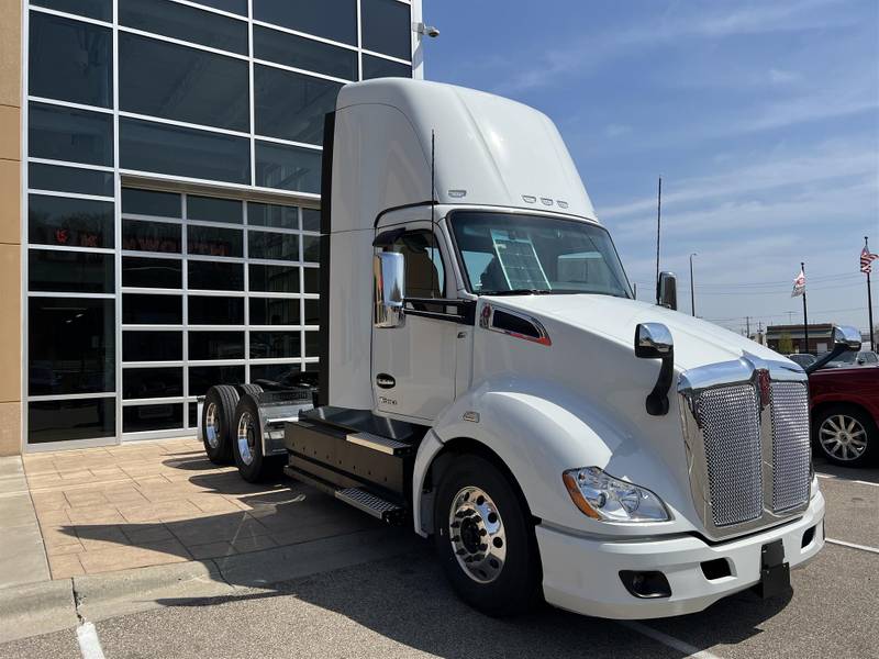 2024 Kenworth T680 (For Sale) Day Cab RR256390