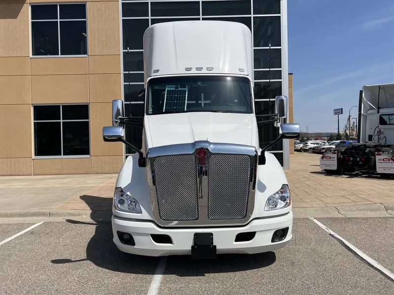 2024 Kenworth T680 (For Sale) Day Cab RR256390