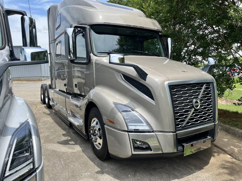 2025 Volvo VNL 860 For Sale Sleeper Truck 11VN660325