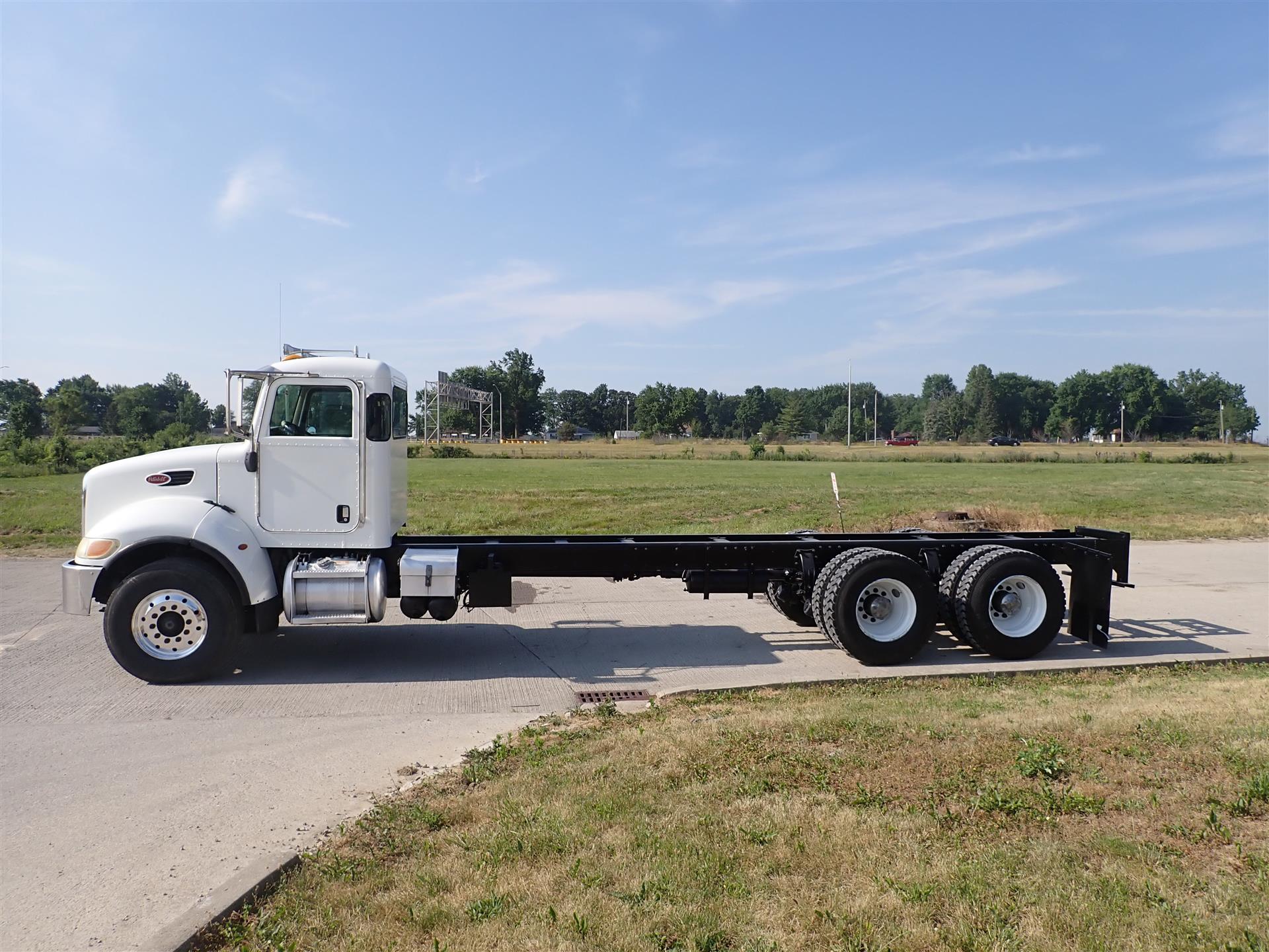 2006-peterbilt-335.15.jpg
