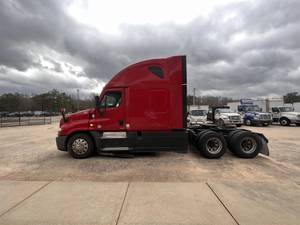 2015 Freightliner Cascadia 125 - Sleeper Truck