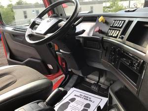 2020 Volvo VNR300 - Day Cab