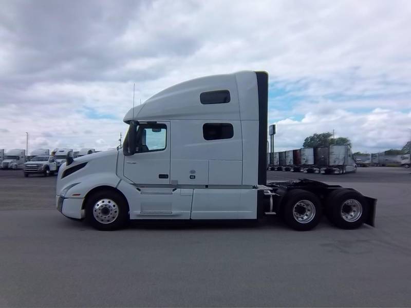 2025 Volvo VNL 760 (For Sale) Raised Roof Sleeper V671837