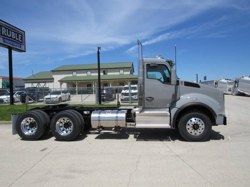 2025 Kenworth T880