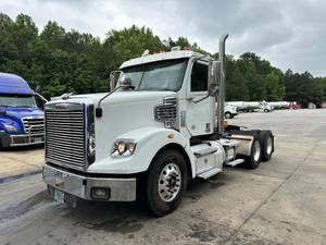 2020 Freightliner 122SD - Day Cab