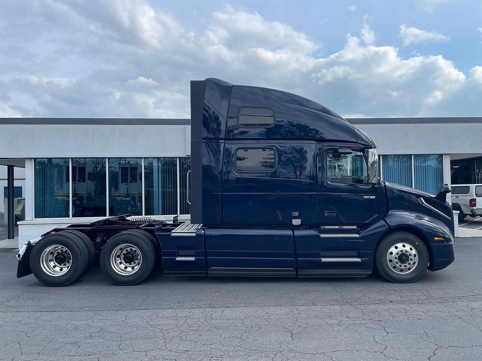 2025 Volvo VNL 860 For Sale | 77" Sleeper | #1208590