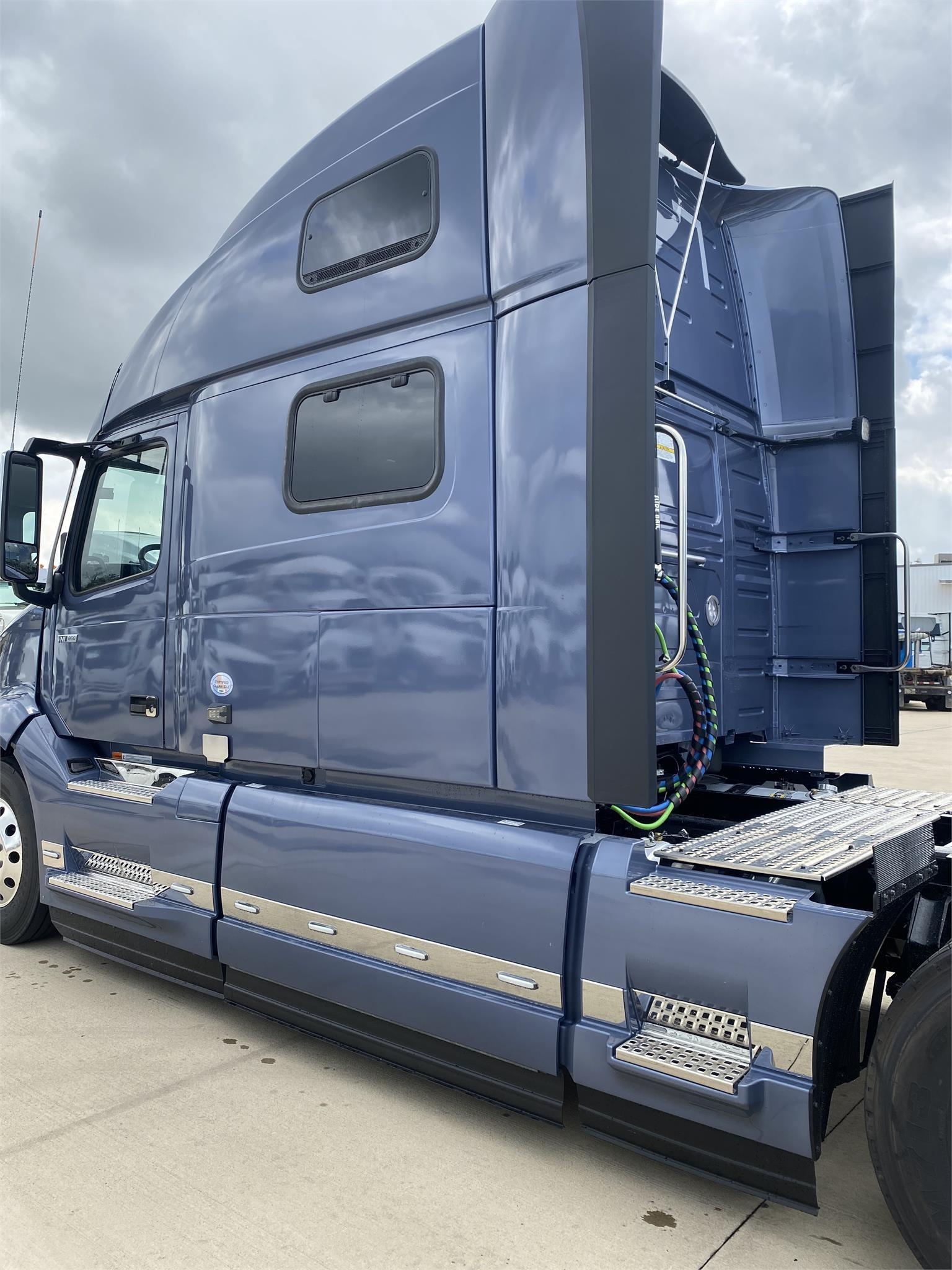 2025 Volvo VNL 860 (For Sale) 77" Sleeper 1206784