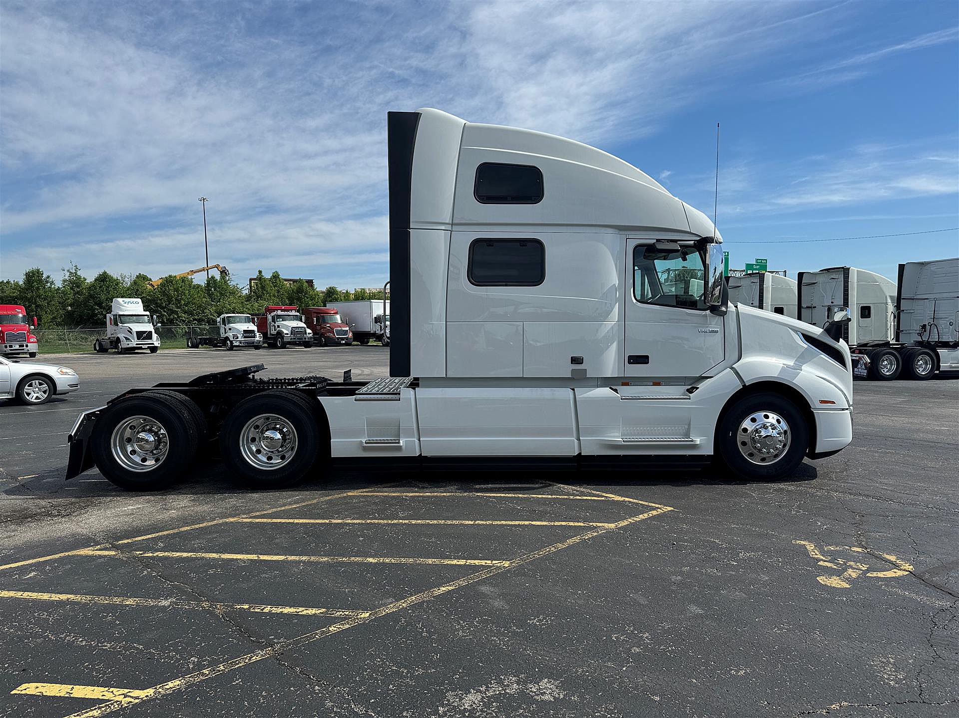 2025 Volvo VNL 860 (For Sale) 77" Sleeper V673130