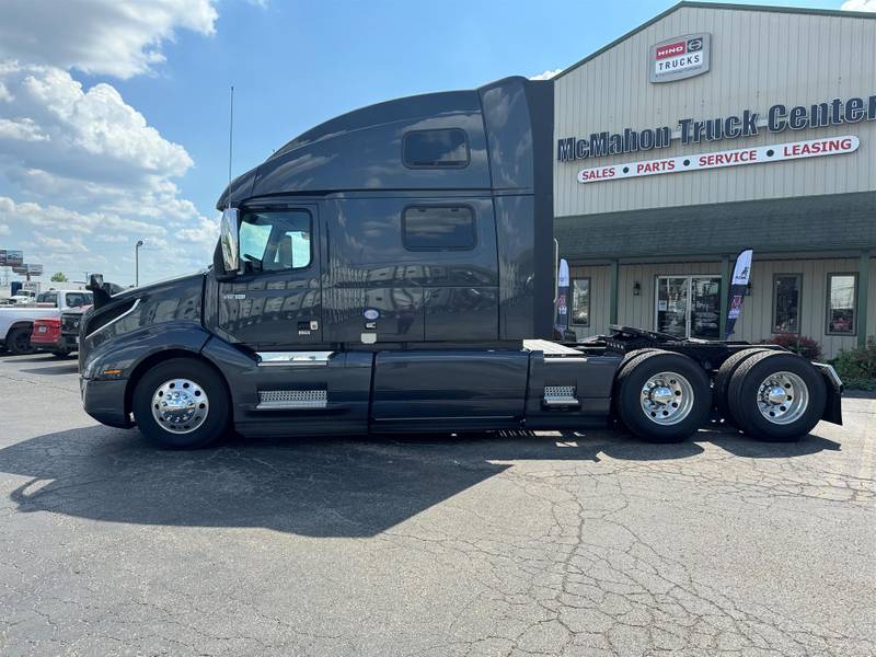 2025 Volvo VNL 860 (For Sale) 77" Sleeper V673136