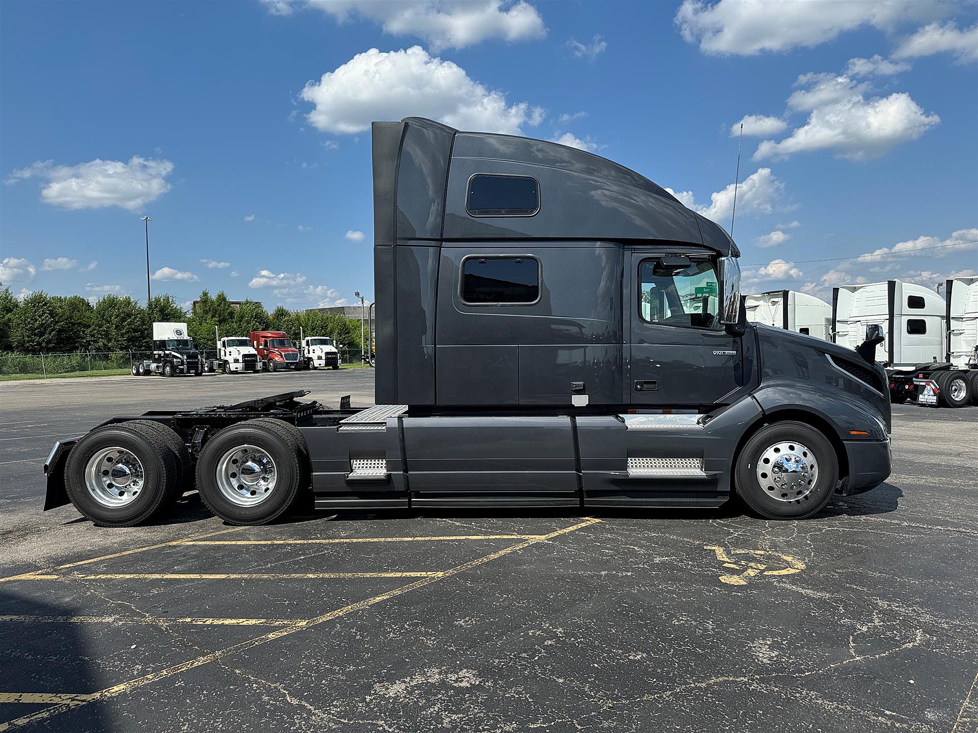 2025 Volvo VNL 860 (For Sale) 77" Sleeper V673136
