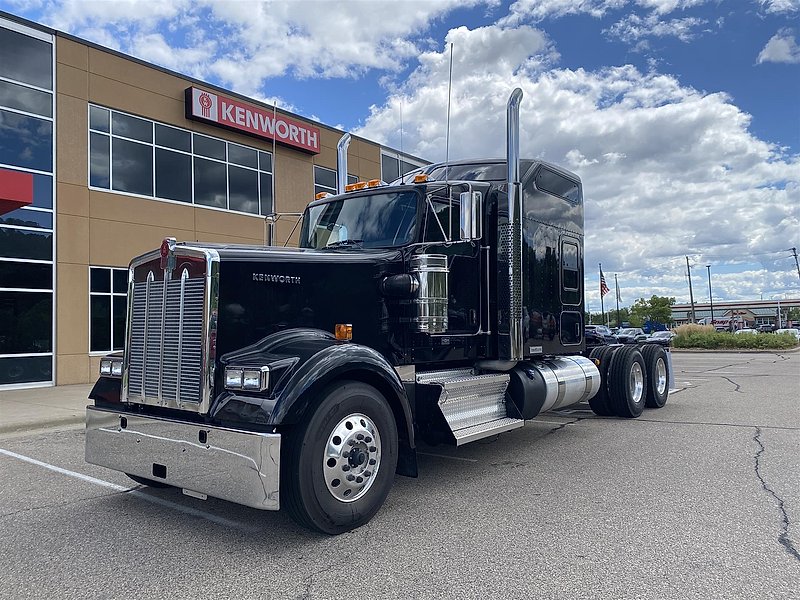 2025 Kenworth W900L (For Sale) 86" Sleeper SR128001