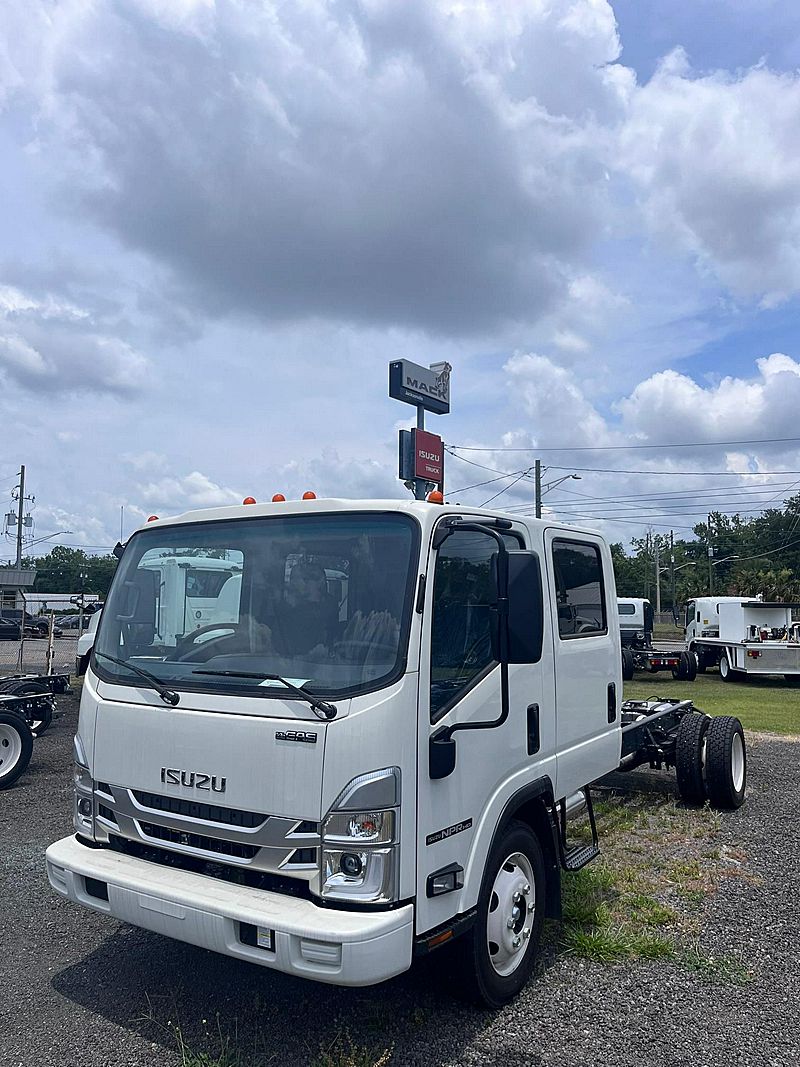 2025 Isuzu NPR-1G404