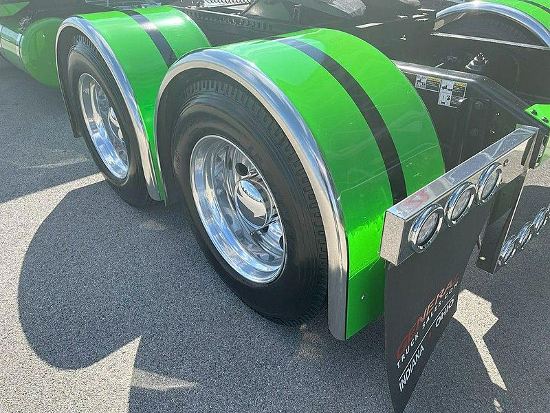 2023 Peterbilt 389